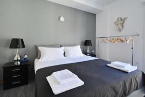 Posteľ alebo postele v izbe v ubytovaní Plaka Elegant Apartment