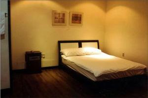 Un pat sau paturi într-o cameră la RnB Town Pension