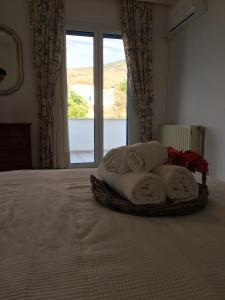 a bed with towels on it with a window at Villa Sis in Aïdhónia