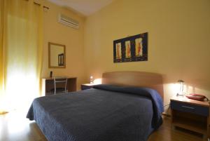 A bed or beds in a room at Dependance La Mouette