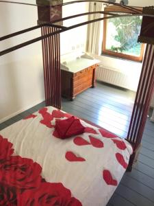 Un pat sau paturi într-o cameră la Bed of Roses