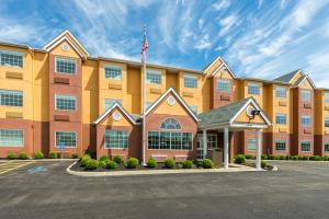 una vista exterior de un hotel con bandera americana en Quality Inn Grove City - Columbus South en Grove City