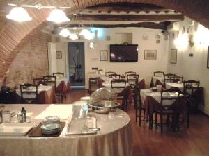 Reštaurácia alebo iné gastronomické zariadenie v ubytovaní Hotel Di Stefano