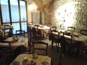 Reštaurácia alebo iné gastronomické zariadenie v ubytovaní Hotel Di Stefano
