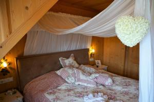テットナングにあるLandhotel Gutshof Camping Badhüttenのベッドルーム(天蓋付きベッド1台付)