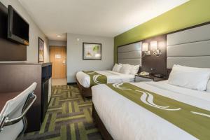 A television and/or entertainment centre at Quality Inn Grove City - Columbus South