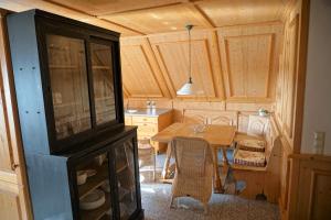 テットナングにあるLandhotel Gutshof Camping Badhüttenのキッチン(木製テーブル付)、ダイニングルーム