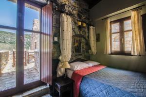 מיטה או מיטות בחדר ב-Psamathous Guesthouse