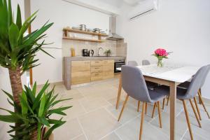 Kuchyň nebo kuchyňský kout v ubytování Apartments Rita