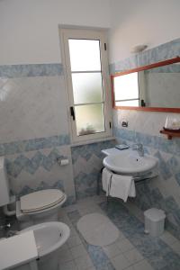 a bathroom with a toilet and a sink at Il Forno Dal 1922 in Bene Vagienna