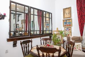 uma sala de jantar com uma mesa e cadeiras e uma janela em IL Piccolo Castello Busteni em Buşteni