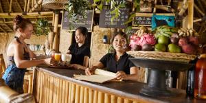 un gruppo di persone seduti al bar di Pearl Beach Resort Gili Asahan a Gili Asahan
