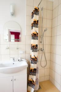 baño con lavabo y cortina de ducha en VGH accommodation services, en Vilna