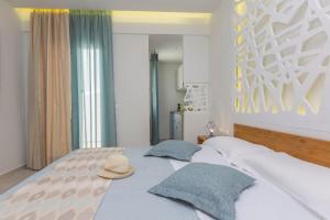 Un dormitorio con una cama con un sombrero encima. en Glykeria, en Agia Anna de Naxos
