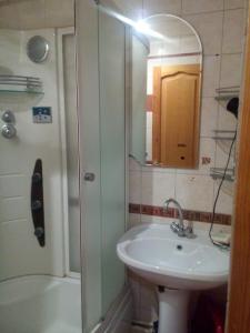 Phòng tắm tại Apartment on Klary Tsetkin 28
