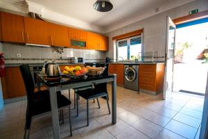 una cocina con una mesa con un bol de fruta. en Casa Da Nora, en Salgueiro do Campo