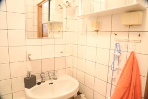 ein weißes Badezimmer mit einem Waschbecken und einem Spiegel in der Unterkunft Gospodarstwo Agroturystyczne Stary Młyn Wilczkowice in Michałowice