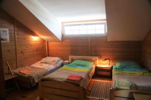 um quarto com duas camas e uma janela em Gospodarstwo Agroturystyczne Stary Młyn Wilczkowice em Michalowice