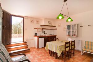 a kitchen and dining room with a table and chairs at Es Rafal Roig (Verd) in Manacor