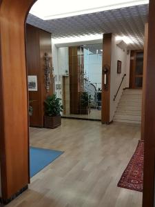 un vestíbulo de oficina con un pasillo con una escalera en Hotel Residence Adriana, en Cesenatico