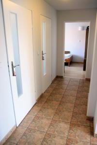korytarz z dwoma drzwiami i podłogą wyłożoną kafelkami w obiekcie Klocek w mieście Mrzeżyno