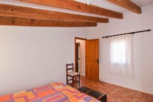 マナコルにあるEs Rafal Roig (Graner)の木製の天井が特徴のベッドルーム1室(ベッド1台付)