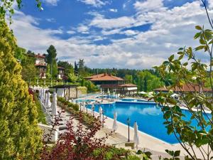 Blick auf den Pool eines Resorts in der Unterkunft Private Villa 203 in Santa Marina in Sozopol