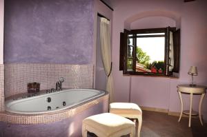 łazienka z wanną, stołem i oknem w obiekcie Borgo San Giusto w mieście Empoli