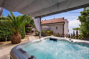 Bazén v ubytovaní Luxury penthouse Prestige near the sea alebo v jeho blízkosti