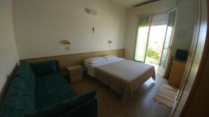 Postel nebo postele na pokoji v ubytování Hotel Capitol