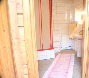 a bathroom with a toilet and a sink at Gospodarstwo Agroturystyczne Stary Młyn Wilczkowice in Michałowice