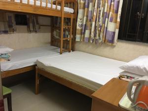 Rúm í herbergi á Johnson Hostel