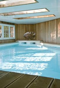 uma piscina interior com em Villa Louise em Aloxe-Corton