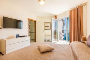 Postel nebo postele na pokoji v ubytování Luxury penthouse Prestige near the sea