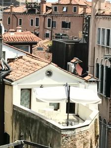 um edifício branco com um guarda-chuva em cima em San Marco Terrace em Veneza