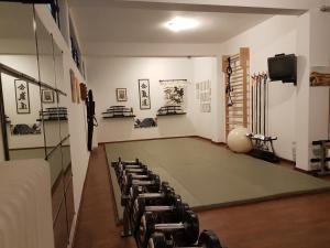 Cette chambre dispose d'une table de ping-pong et de chaises. dans l'établissement Miramare, à Skala Potamias
