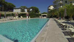 Bazén v ubytování Hotel Residence Stella del Mare nebo v jeho okolí