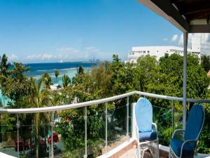 einen Balkon mit 2 Stühlen und Meerblick in der Unterkunft Hotel Neptuno Refugio in Boca Chica