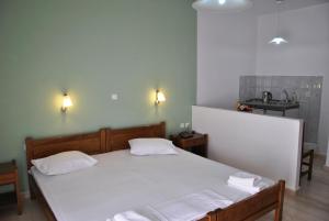 เตียงในห้องที่ Filoxenia Hotel & Apartments