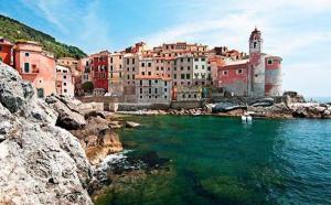 un gruppo di edifici sulla riva di un corpo idrico di LIGURIA home ad Ameglia