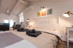 sypialnia z dużym łóżkiem z 2 poduszkami w obiekcie Apartments and Rooms Hey Rovinj w Rovinj