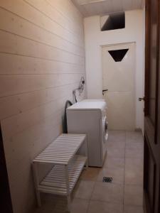 un piccolo bagno con servizi igienici e panca di La Maison Rose CIR 0244 ad Aosta