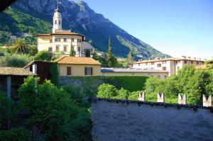 un pueblo con un edificio y una montaña en Apartment Casa Caterina, en Gargnano