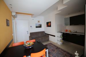 un salon avec une table et un canapé dans l'établissement Appartamenti Solemare, à San Benedetto del Tronto