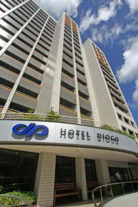 un edificio de hotel con un logotipo de hotel en Hotel Diogo en Fortaleza