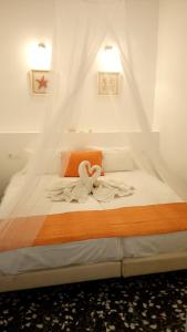 カリムノスにあるKalymnos residenceの白鳥の装飾が施されたベッド付きのベッドルーム1室