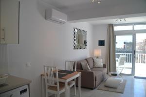 salon z kanapą i stołem w obiekcie Los Gracioseros 118 & 202 w Puerto del Carmen