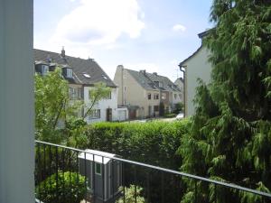 uma vista a partir de uma varanda de casas em Wotan em Dusseldorf