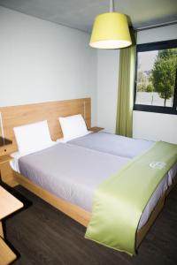 Giường trong phòng chung tại All Suites Besançon