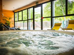Bazén v ubytování Village Vacances Passion L'Estibère nebo v jeho okolí